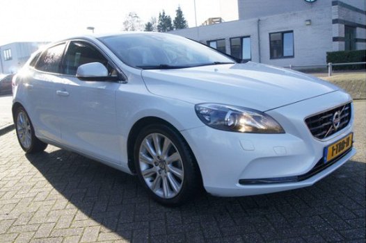 Volvo V40 - 1.6 D2 R-Design AIRCO I NAVI I PDC I LMV I MULTI MEDIA I COMPLETE R-DESIGN UITVOERING - 1