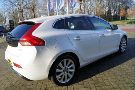 Volvo V40 - 1.6 D2 R-Design AIRCO I NAVI I PDC I LMV I MULTI MEDIA I COMPLETE R-DESIGN UITVOERING - 1