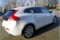 Volvo V40 - 1.6 D2 R-Design AIRCO I NAVI I PDC I LMV I MULTI MEDIA I COMPLETE R-DESIGN UITVOERING - 1 - Thumbnail