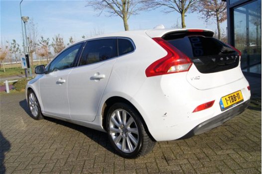 Volvo V40 - 1.6 D2 R-Design AIRCO I NAVI I PDC I LMV I MULTI MEDIA I COMPLETE R-DESIGN UITVOERING - 1