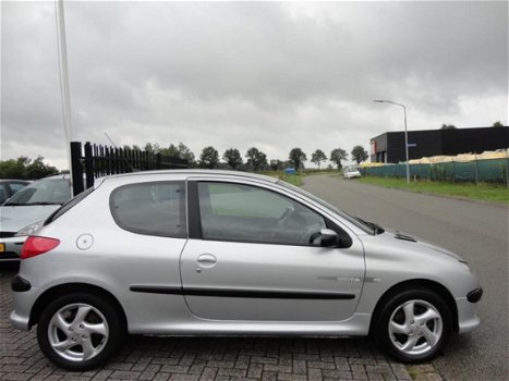 Peugeot 206 - 1.6-16V Gentry 3 deurs quiksilver, mooie zuinige auto en rijd, schakelt, remt super - 1