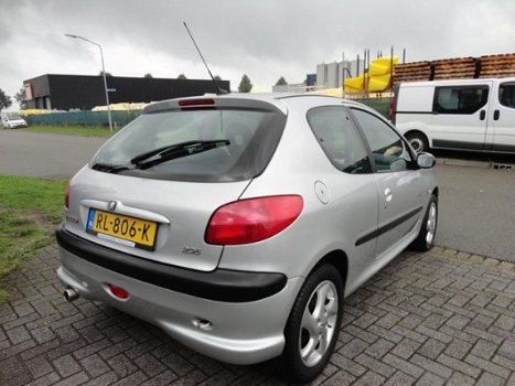 Peugeot 206 - 1.6-16V Gentry 3 deurs quiksilver, mooie zuinige auto en rijd, schakelt, remt super - 1