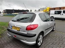 Peugeot 206 - 1.6-16V Gentry 3 deurs quiksilver, mooie zuinige auto en rijd, schakelt, remt super