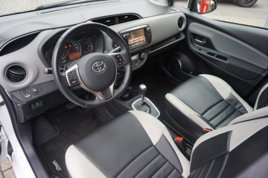 Toyota Yaris - 1.3 VVT-i Trend Bi-Tone Leer, Stoelverwarming, Navigatie, Automaat - 1