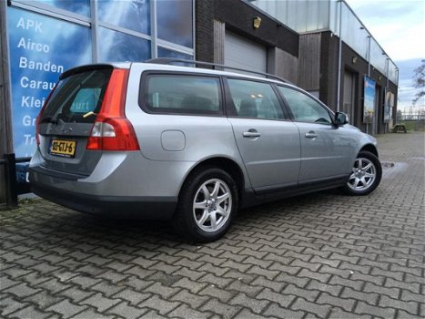 Volvo V70 - 2.5T Momentum. AUTOMAAT/LEER/AIRCO/NAVI - 1