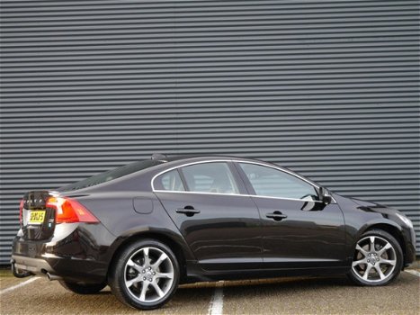 Volvo S60 - D5 206pk AUT6 Summum | Dodehoek detectie | Xenon | Achteruitrijcamera - 1