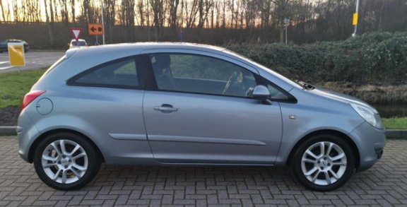 Opel Corsa - 1.4-16V Sport 3D 2008 Grijs NAP*AIRCO*NWE.APK - 1