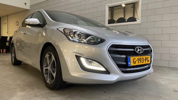 Hyundai i30 - 1.6 GDi Comfort Airco | Stoelverw. | PDC achter | Achteruit rij camera | Leder stoel. - 1