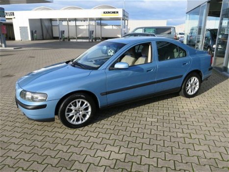 Volvo S60 - 2.4 luxe, navi, clima, cruisecontrol. zeer netjes - 1