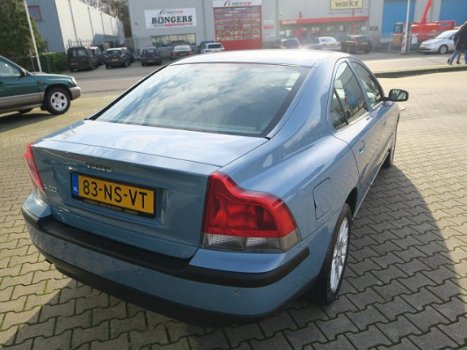 Volvo S60 - 2.4 luxe, navi, clima, cruisecontrol. zeer netjes - 1