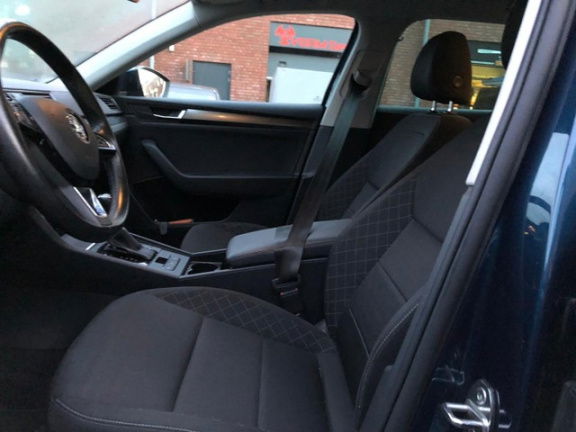 Skoda Superb Combi - 1.6 TDI Active Business + Navi + Climate Control + PDC + Trekhaak + Net binnen - Afbeelding 2