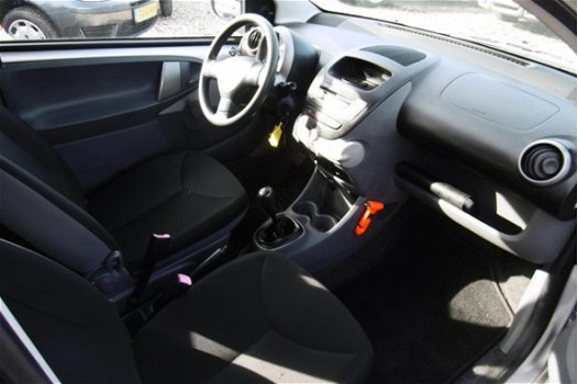 Toyota Aygo - 1.0-12V BJ2007 NAP/AIRCO/APK 11-2020 - 1