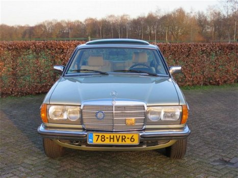 Mercedes-Benz 230 - (W123) CE - 1