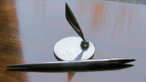 Verzilverde pen in houder - 1