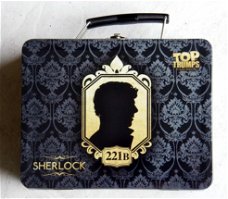 Blikken koffertje van Sherlock met twee kaart spelen.