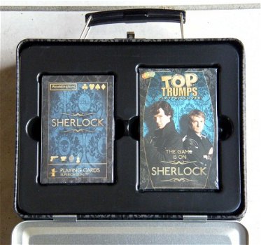 Blikken koffertje van Sherlock met twee kaart spelen. - 2