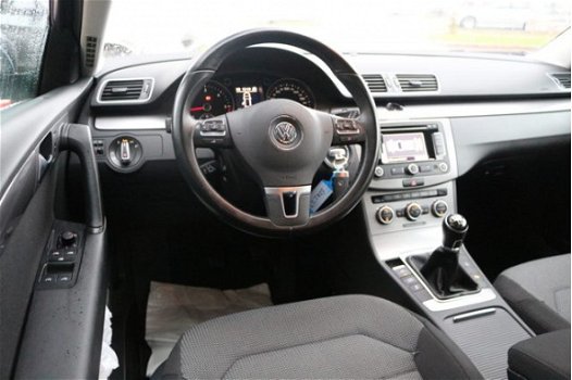Volkswagen Passat Variant - 1.6 TDI Highline BlueMotion Navigatie ECC Electr. stoel Zondag a.s. open - 1