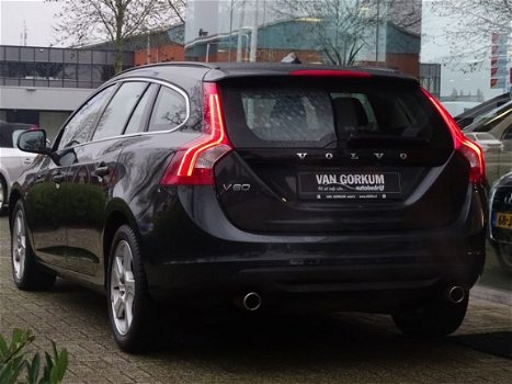 Volvo V60 - 2.0T Momentum Xenon Navigatie Parkeersensoren etc - 1