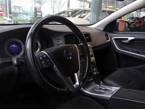 Volvo V60 - 2.0T Momentum Xenon Navigatie Parkeersensoren etc - 1