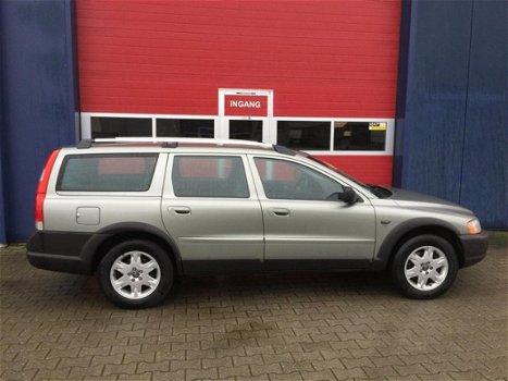 Volvo XC70 - 2.4 D5 ZEER MOOIE 4X4 AANGEDREVEN VELE OPTIES LEER CRUISE ELECT RAMEN AUTOMAAT ETC - 1