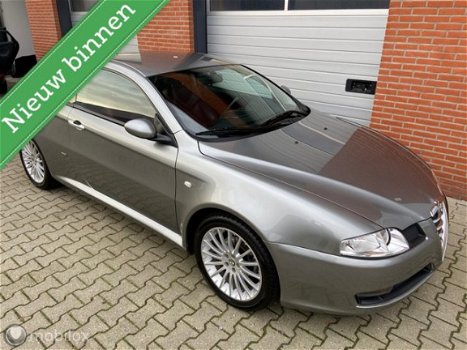 Alfa Romeo GT - 2.0 JTS Distinctive - 1