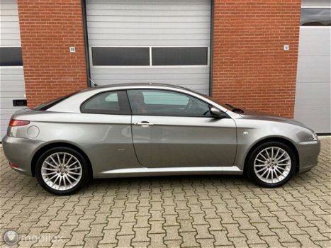 Alfa Romeo GT - 2.0 JTS Distinctive - 1