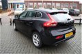 Volvo V40 - 2.0 D4 Momentum Business 50 procent deal 5.375, - ACTIE Xenon / Pano dak / LED / Navi / - 1 - Thumbnail