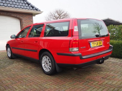 Volvo V70 - 2.4 Comfort Line | ECC | LMV | Trekhaak | Netjes | - 1