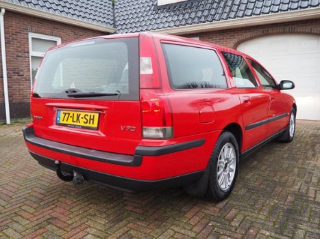 Volvo V70 - 2.4 Comfort Line | ECC | LMV | Trekhaak | Netjes | - 1