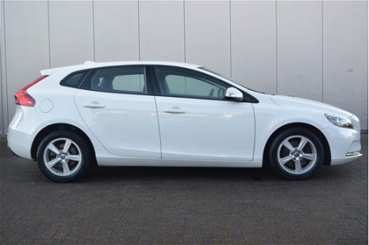 Volvo V40 - 1.6 D2 Clima Cruise Keyless Stoelverw Navi PDC Automaat Euro 5 - 1