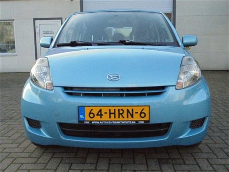 Daihatsu Sirion - 2 1.0 12V TREND 5 Drs Stuurbekrachtiging Elek Pakket Bwj 2009 K - 1