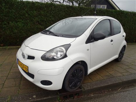 Toyota Aygo - 1.0 12V VVT-I Acces - 152877 Km - Stuurbekr - Mp3 - Aux - 1