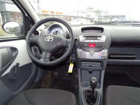 Toyota Aygo - 1.0 12V VVT-I Acces - 152877 Km - Stuurbekr - Mp3 - Aux - 1