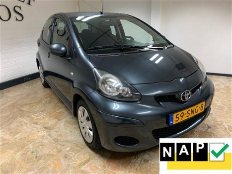 Toyota Aygo - 1.0-12V Access ZONDAG ' s open van 12-tot 17 uur - 1