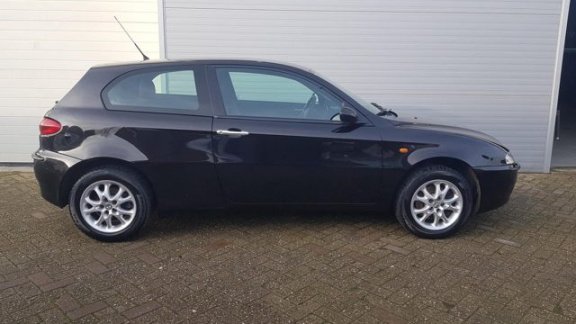 Alfa Romeo 147 - 1.6 T.Spark Distinctive Trekhaak | APK 01-2021 - 1