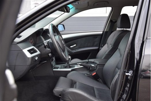 BMW 5-serie Touring - 525xi Business Line / Navigatie / Leer / Sportstoelen / Xenon / Stoelverwarmin - 1