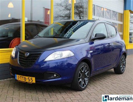 Lancia Y(psilon) - 0.9 TwinAir S Momo Design. Airco Bluetooth - 1