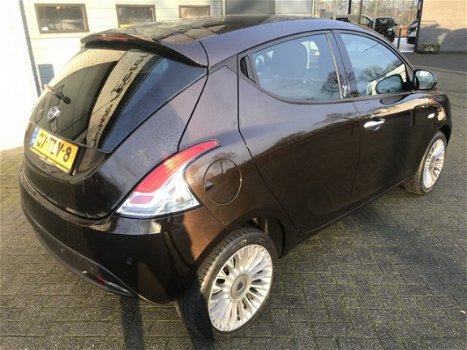 Lancia Y(psilon) - 0.9 TwinAir Platinum (full options) (navi - glazen dak - geurdispenser - LMV - Cl - 1