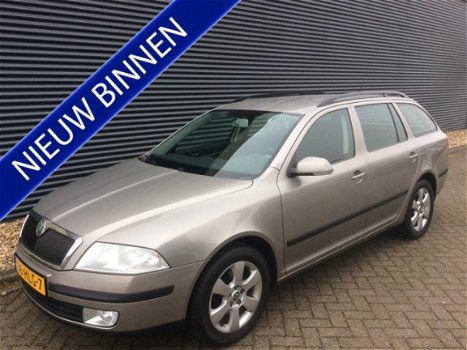 Skoda Octavia Combi - 1.6 FSI Tour AIRCO , CRUISE CONTROL Mooi exemplaar met dealerhistorie. PARKSEN - 1