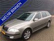 Skoda Octavia Combi - 1.6 FSI Tour AIRCO , CRUISE CONTROL Mooi exemplaar met dealerhistorie. PARKSEN - 1 - Thumbnail