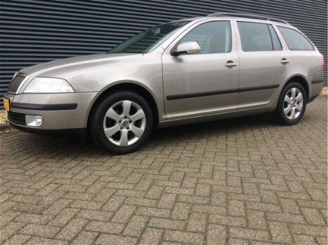 Skoda Octavia Combi - 1.6 FSI Tour AIRCO , CRUISE CONTROL Mooi exemplaar met dealerhistorie. PARKSEN - 1