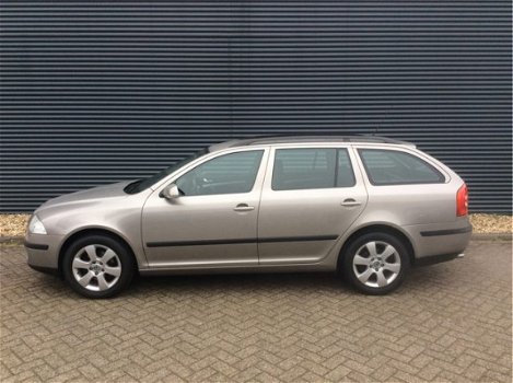 Skoda Octavia Combi - 1.6 FSI Tour AIRCO , CRUISE CONTROL Mooi exemplaar met dealerhistorie. PARKSEN - 1