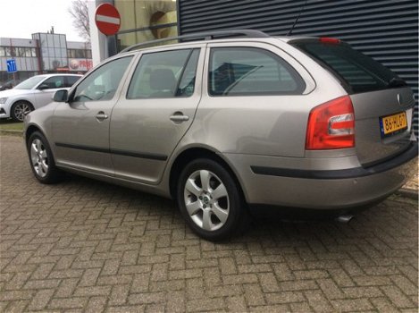 Skoda Octavia Combi - 1.6 FSI Tour AIRCO , CRUISE CONTROL Mooi exemplaar met dealerhistorie. PARKSEN - 1