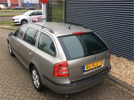 Skoda Octavia Combi - 1.6 FSI Tour AIRCO , CRUISE CONTROL Mooi exemplaar met dealerhistorie. PARKSEN - 1