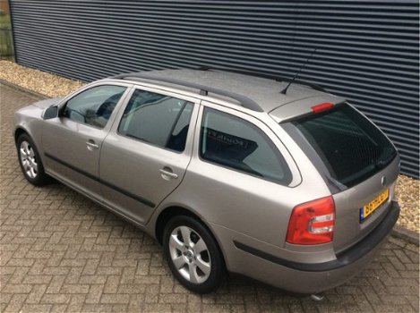 Skoda Octavia Combi - 1.6 FSI Tour AIRCO , CRUISE CONTROL Mooi exemplaar met dealerhistorie. PARKSEN - 1