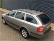 Skoda Octavia Combi - 1.6 FSI Tour AIRCO , CRUISE CONTROL Mooi exemplaar met dealerhistorie. PARKSEN - 1 - Thumbnail