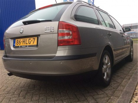 Skoda Octavia Combi - 1.6 FSI Tour AIRCO , CRUISE CONTROL Mooi exemplaar met dealerhistorie. PARKSEN - 1