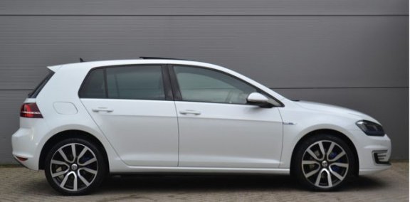 Volkswagen Golf - 1.4 TSI GTE 204 PK, (PRIJS = EXCL. BTW) Camera, Navi, Key-less, Pano-dak, 18 inch - 1