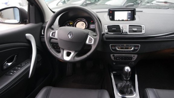 Renault Mégane Estate - 1.5 dCi Bose navigatie-leder-led-nieuwstaat dealer onderhouden - 1