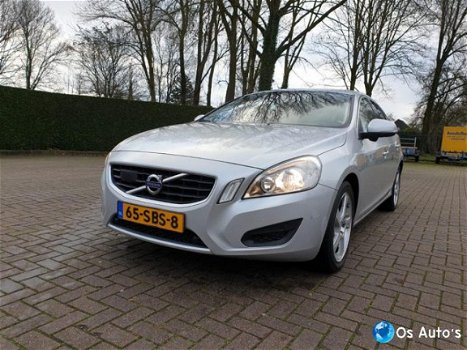 Volvo V60 - D3 Momentum - 1